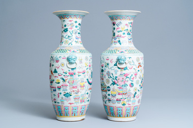 Une paire de vases en porcelaine de Chine famille rose &agrave; d&eacute;cor d'antiquit&eacute;s, 19&egrave;me