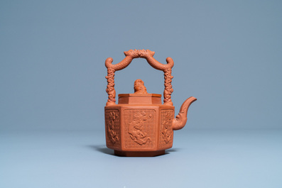 Een Chinese Yixing steengoed theepot met deksel, Kangxi