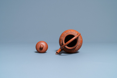 Een Chinese Yixing steengoed theepot met deksel, Kangxi
