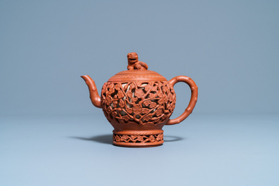 Een Chinese opengewerkte Yixing steengoed theepot met deksel, Kangxi