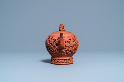 Een Chinese opengewerkte Yixing steengoed theepot met deksel, Kangxi
