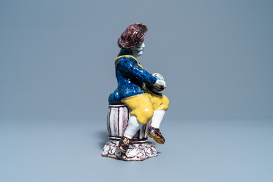 Une figure d'un joueur de vielle en fa&iuml;ence de Delft polychrome, 18&egrave;me