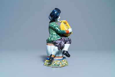 Une figure d'un joueur de cornemuse en fa&iuml;ence de Delft polychrome, 18&egrave;me