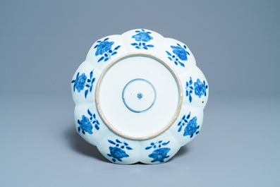 Een zeldzame Chinese blauw-witte lotusvormige schotel met een luipaard, Kangxi