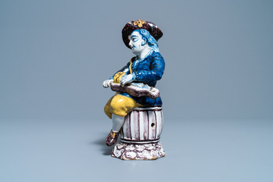 Een polychrome Delftse figuur van een draailierspeler, 18e eeuw