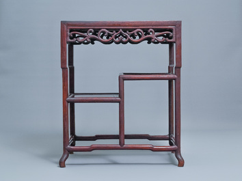 Een Chinese houten &eacute;tag&egrave;re, 19e eeuw