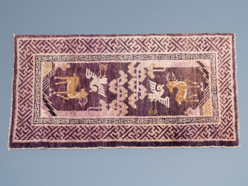 Deux tapis de forme rectangulaire en laine, Chine, 19/20&egrave;me
