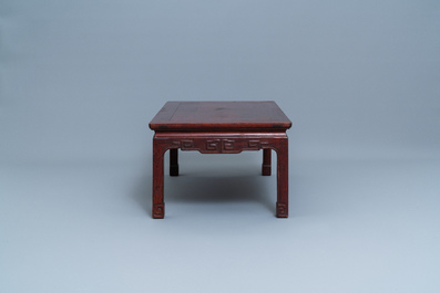 Twee Chinese rechthoekige houten 'kang' tafels, 19/20e eeuw