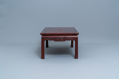 Deux tables 'kang' de forme rectangulaire en bois sculpt&eacute;, Chine, 19/20&egrave;me