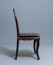 Vier koloniale Portugese of in Macao gemaakte houten stoelen met opengewerkte rugleuning, 19e eeuw