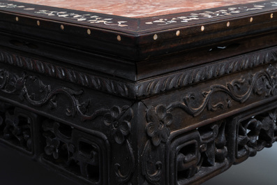 Une table basse en bois incrust&eacute; de nacre &agrave; tablette en marbre, Chine, 19&egrave;me