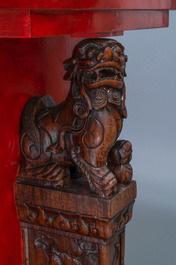 Une plaque en porcelaine de Chine qianjiang cai mont&eacute;e dans une table en bois, 19/20&egrave;me