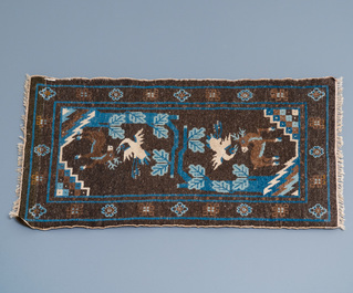 Twee Chinese rechthoekige wollen tapijten, 19/20e eeuw