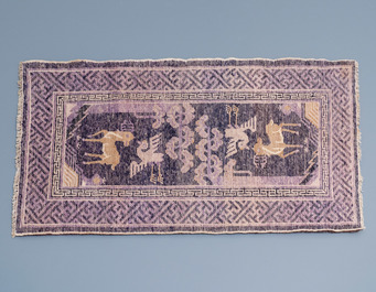 Twee Chinese rechthoekige wollen tapijten, 19/20e eeuw
