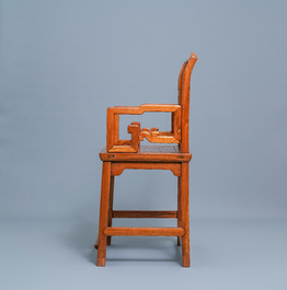 Een Chinese houten stoel met ingezette panelen, 19e eeuw