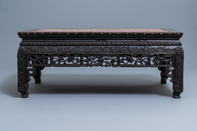 Een Chinese met parelmoer ingelegde houten tafel met marmeren blad, 19e eeuw