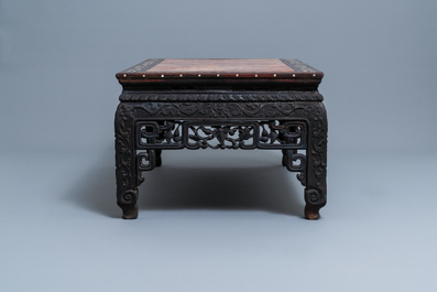 Een Chinese met parelmoer ingelegde houten tafel met marmeren blad, 19e eeuw