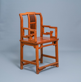 Une chaise en bois incrust&eacute; de panneaux en bois sculpt&eacute;, Chine, 19&egrave;me