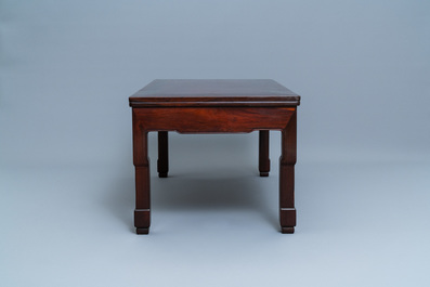 Twee Chinese rechthoekige houten 'kang' tafels, 19/20e eeuw