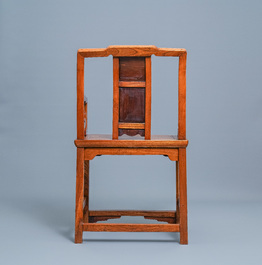 Een Chinese houten stoel met ingezette panelen, 19e eeuw