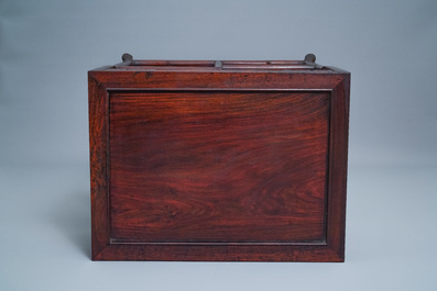 Een Chinese houten &eacute;tag&egrave;re, 19e eeuw