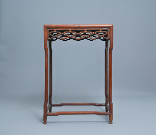 Trois tables gigognes en bois sculpt&eacute;, Chine, 19&egrave;me