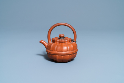 Een Chinese Yixing steengoed chrysantvormige theepot met deksel, Yongzheng/Qianlong