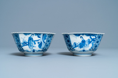 Twee Chinese blauw-witte kommen, Chenghua merk, Kangxi