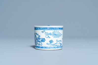 Een Chinese blauw-witte inktpot met decor van antiquiteiten, Kangxi