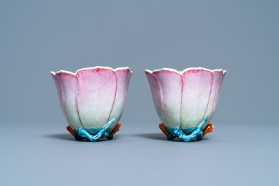 Une paire de bols en forme de magnolia en porcelaine de Chine famille rose, Yongzheng