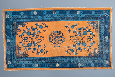 Een groot Chinees rechthoekig tapijt, 19e eeuw
