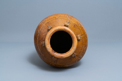 Une grande jarre de type martaban en gr&egrave;s &eacute;maill&eacute; brun &agrave; d&eacute;cor incis&eacute; et appliqu&eacute;, Qing