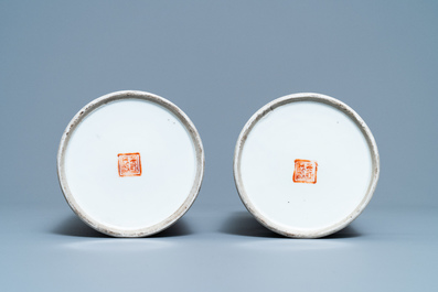 Une paire de porte-chapeaux en porcelaine de Chine famille rose &agrave; d&eacute;cor des '100 gar&ccedil;ons', marque de Qianlong, 19&egrave;me