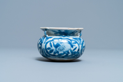 Un petit br&ucirc;le-parfum en porcelaine de Chine en bleu et blanc &agrave; d&eacute;cor de symboles taoistes, Ming