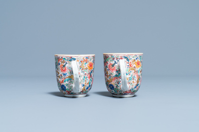 Une paire de tasses en porcelaine de Chine famille rose, Yongzheng
