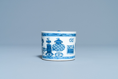 Un encrier en porcelaine de Chine en bleu et blanc, Kangxi