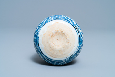 Un petit br&ucirc;le-parfum en porcelaine de Chine en bleu et blanc &agrave; d&eacute;cor de symboles taoistes, Ming