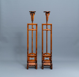 Une paire de supports de lanternes en bois sculpt&eacute;, Chine, 19&egrave;me