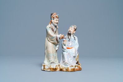 Een Chinese polychrome groep met twee theedrinkers, zegelmerk, Republiek