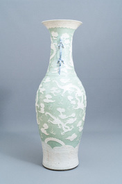 Een uitzonderlijk grote Chinese vaas met opgelegde draken op celadon fondkleur, 19e eeuw