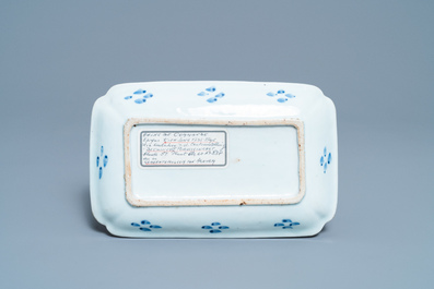 Een Chinese rechthoekige blauw-witte 'haring' schotel, Qianlong