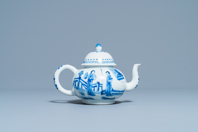 Een Chinese blauw-witte theepot met verfijnd decor van Lange Lijzen, Jiajing merk, Kangxi