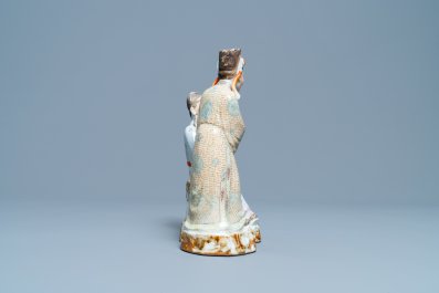 Un groupe en porcelaine de Chine polychrome figurant deux hommes, marque en creux, R&eacute;publique