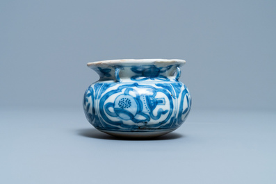 Een kleine Chinese blauw-witte wierookbrander met tao&iuml;stische symbolen, Ming