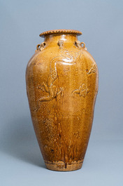 Une grande jarre de type martaban en gr&egrave;s &eacute;maill&eacute; brun &agrave; d&eacute;cor appliqu&eacute; de dragons, Qing