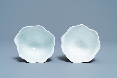 Une paire de bols en forme de magnolia en porcelaine de Chine famille rose, Yongzheng