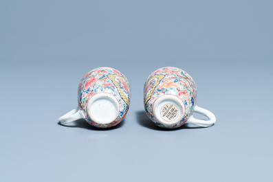 Une paire de tasses en porcelaine de Chine famille rose, Yongzheng