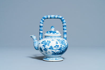 Een Chinese blauw-witte theepot met bamboevormige tuit en handvat, Kangxi