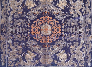 Een groot Chinees rechthoekig zijden 'kesi' borduurwerk, 18/19e eeuw