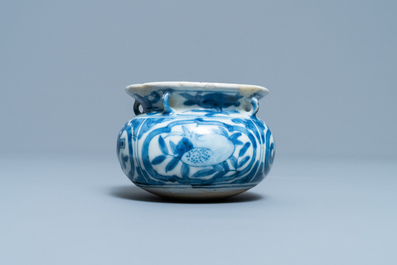 Een kleine Chinese blauw-witte wierookbrander met tao&iuml;stische symbolen, Ming